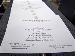 Výroba pozvánek na svatbu prince Harryho a Meghan Markle (Londýn, 22. bezna...