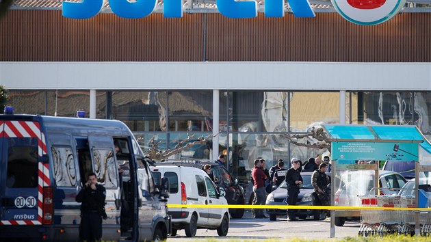 Policejn zsah ve mst Trebes na jihu Francie, kde islamista drel nkolik hodin rukojm v supermarketu (23. bezna 2018)