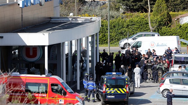 Policejní zásah ve městě Trebes na jihu Francie, kde islamista držel několik hodin rukojmí v supermarketu (23. března 2018)
