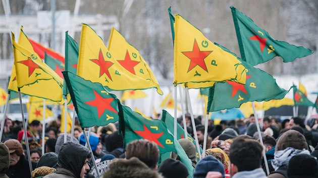Hannover. Kurdsk demonstrace proti tureck vojensk operaci v Afrnu (17. bezna 2018)