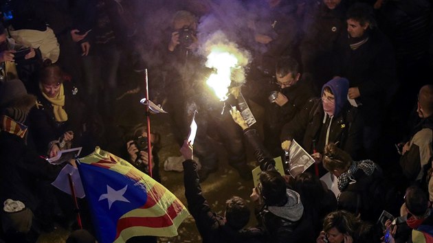 Barcelona. Protesty proti španělské prokuratuře, která obžalovala třináct katalánských politiků včetně expremiéra Carlese Puigdemonta ze vzpoury (23. března 2018)