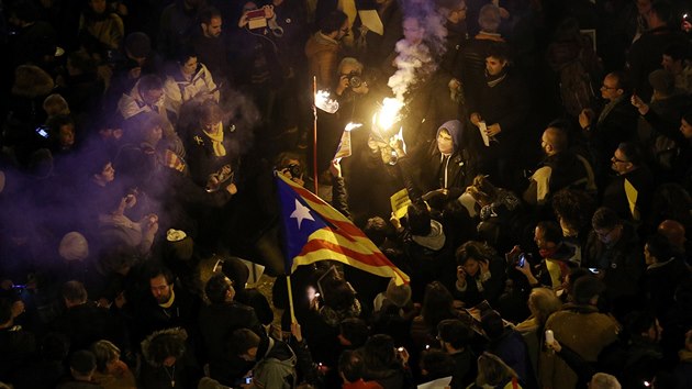 Barcelona. Protesty proti panlsk prokuratue, kter obalovala tinct katalnskch politik vetn expremira Carlese Puigdemonta ze vzpoury (23. bezna 2018)
