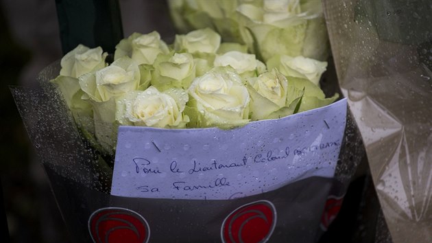 Francie truchl za etnka Arnauda Beltramea, kter zahynul pi toku islamisty ve mst Trbes (24. bezna 2018)