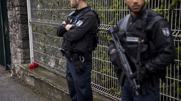 Francie truchl za etnka Arnauda Beltramea, kter zahynul pi toku islamisty ve mst Trbes (24. bezna 2018)