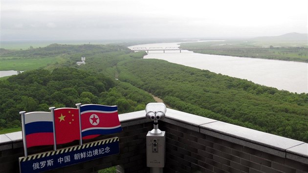 Pohled na řeku Tuman na trojmezí KLDR, Číny a Ruska (13. června 2014)