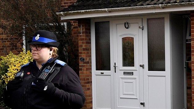 Dům Sergeje Skripala v anglickém Salisbury střeží policie. (6. března 2018)
