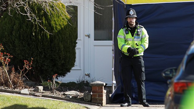 Dům Sergeje Skripala v anglickém Salisbury střeží policie (8. března 2018)