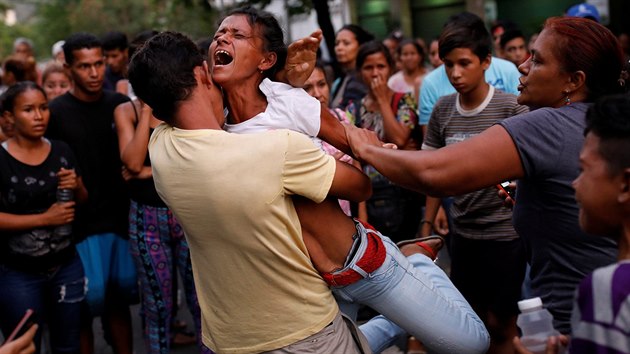 Pi poru vzen ve venezuelskm mst Valencia zahynulo pes est destek lid (29. bezna 2018)