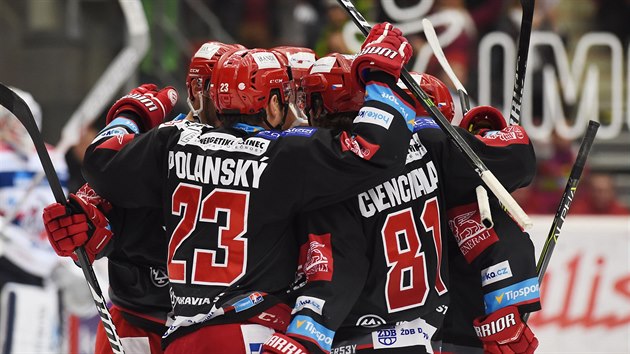 Jásot třineckých hokejistů po jedné z branek v rozhodujícím duelu s Pardubicemi.