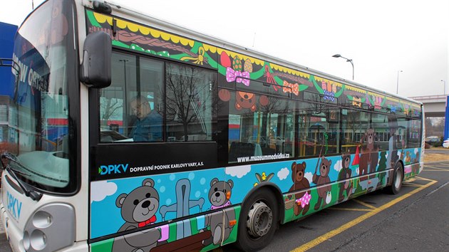 Karlovarský Velikonoční autobus s 5,5 metrů dlouhou pomlázkou uvnitř.