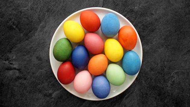 Na barvení vajec není třeba používat chemii. 