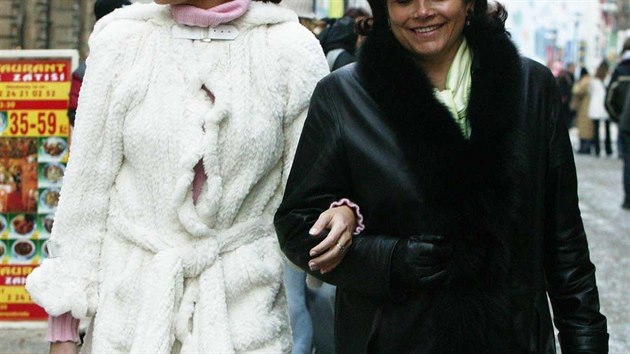Od roku 2003 má Alena Šeredová italské občanství. Česko však navštěvovala a navštěvuje často. Na starší fotografii je s maminkou Jitkou.