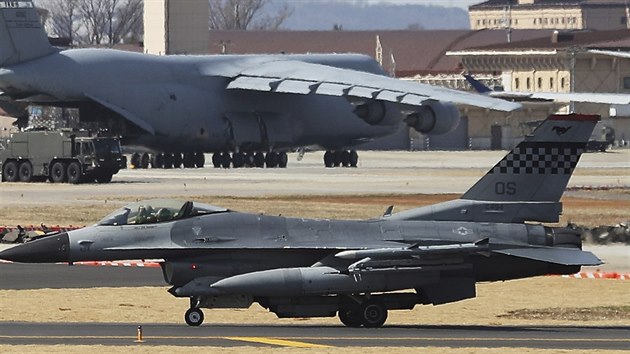 Americká stíhačka F-16 na jihokorejské základně Pyeongtaek (20.3.2018)