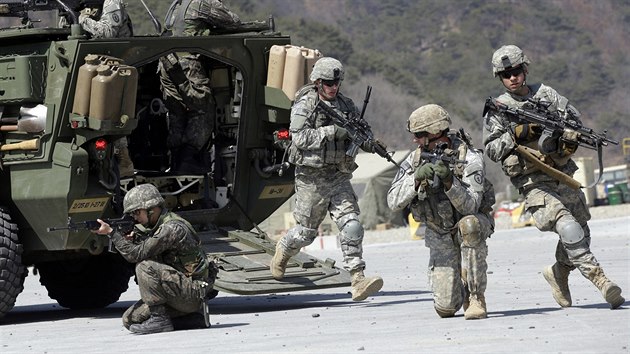Americké jednotky při cvičení s jihokorejskými vojáky v roce 2015