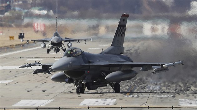 Americká stíhačka F-16 na letecké základně Pyeongtaek v Jižní Koreji (20.3.2018)