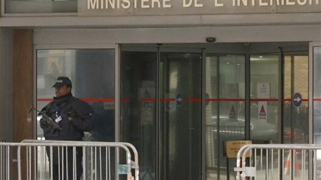 Vchod do budovy francouzského ministerstva vnitra, kde policie vyslýchá exprezidenta Nicolase Sarkozyho (20.3.2018)