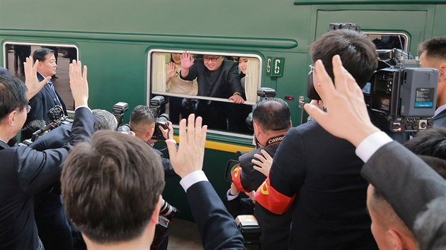 Severokorejsk vdce Kim ong-un mv reportrm z vlaku pi sv nvtv ny (bezen 2018)
