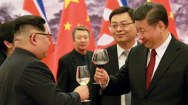 Severokorejsk vdce Kim ong-un (vlevo) a nsk prezident Si in-pching na recepci pi Kimov nvtv ny (bezen 2018)