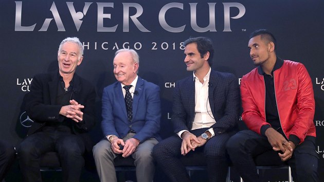 Prezentace tenisovho Laver Cupu v americkm Chicagu. Zleva John McEnroe, Rod Laver, Roger Federer a Nick Kyrgios