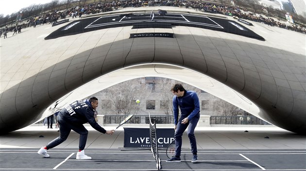 Tenist Nick Kyrgios (vlevo) a Roger Federer propaguj Laver Cup 2018 v americkm Chicagu.