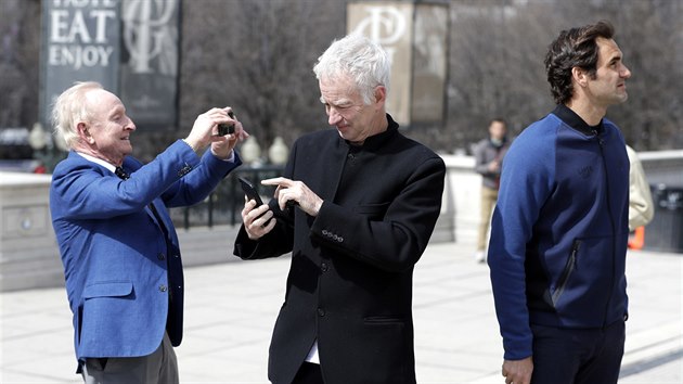 HLAVN VE ZDOKUMENTOVAT. Rod Laver (vlevo), John McEnroe (uprosted) a Roger Federer pi exhibici Laver Cupu v americkm Chicagu.