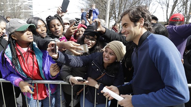Tenista Roger Federer s fanouky v Chicagu.