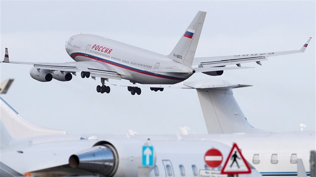 Skupina 23 ruskch diplomat a jejich rodinnch pslunk vyhotnch z Britnie odletla specilnm letadlem z londnskho letit do Moskvy (20. bezna 2018).