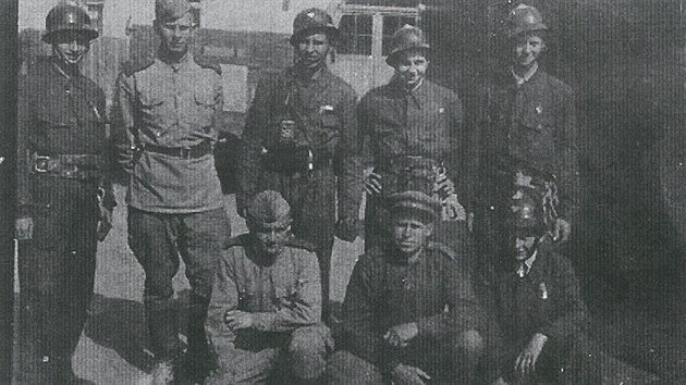 Setkání členů dispoziční čety s průzkumnou hlídkou Rudé armády v Nymburce 8. května 1945. Otakar Randák stojí třetí zleva.