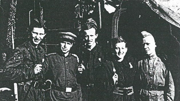 Setkání dispoziční čety s průzkumníky Rudé armády 8. května 1945 na staré faře v Nymburce. Otakar Randák stojí první zleva.