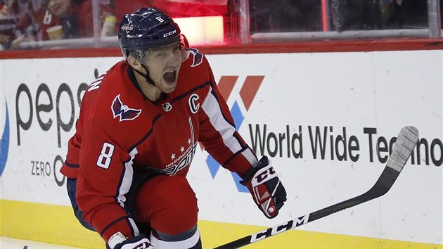 Kapitán Washingtonu Alexandr Ovečkin slaví svůj 600. gól v NHL.