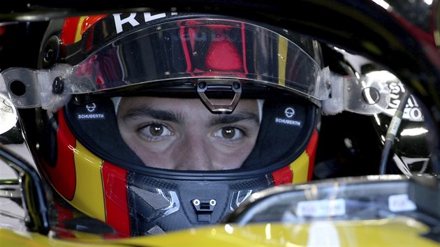 MAXIMÁLNÍ SOUSTŘEDĚNÍ. Carlos Sainz ve voze Renault před Velkou cenou Austrálie F1.