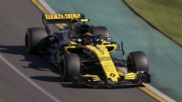 V ZÁVODĚ. Carlos Sainz ve voze Renault při Velké ceně Austrálie F1.