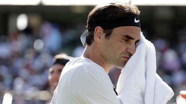 Nespokojen Roger Federer schovv tv do runku a utr si pot.