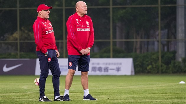 Karel Jarolm (vlevo) a Miroslav Koubek sleduj trnink fotbalovho nrodnho tmu na China Cupu.