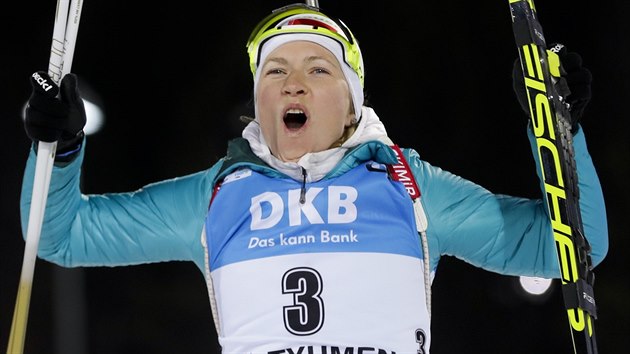 Běloruská biatlonistka Darja Domračevová se raduje z vítězství v závodu s hromadným startem v Tjumeni.