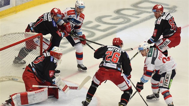 Hokejisté Třince (v černém) a Pardubic bojují v rozhodujícím sedmém zápase o postup do semifinále extraligy.