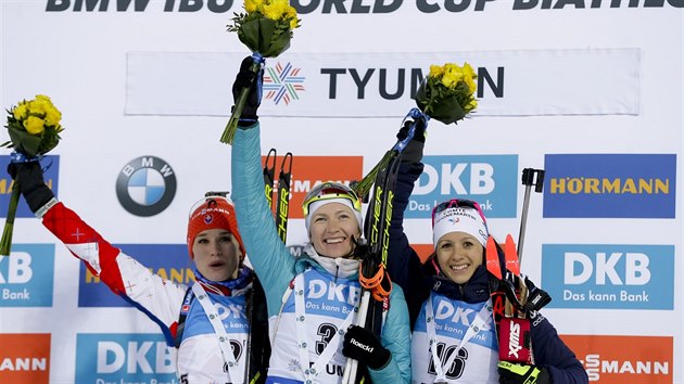 Závod s hromadným startem v Tjumeni ovládla Běloruska Darja Domračevová (uprostřed), druhá skončila Slovenka Paulína Fialková (vlevo) , třetí místo brala Francouzka Anais Chevalierová.