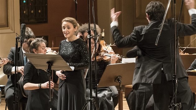 Sopranistka Giulia Semenzato a dirigent Václav Luks při provedení Händelova Mesiáše v Rudolfinu