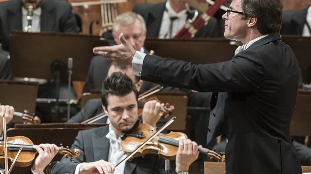 Dirigent Jakub Hrůša provedl s Českou filharmonií dvě symfonie Bohuslava Martinů.