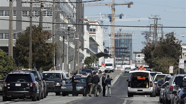 idi v San Francisku v Kalifornii ve stedu najel autem do chodc a z msta inu uprchl.