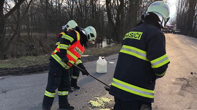 Místo tragické dopravní nehody, při níž na okraji Olomouce u křižovatky na konci ulice Šlechtitelů zemřely dvě děti. Další dítě a dva dospěli skončili v nemocnici. (29. března 2018)