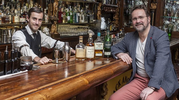 Když český whisky znalec Václav Rout (vpravo) dostane chuť na dobrý koktejl, zajde na něj do svého oblíbeného baru Black Angel's na Starém Městě. Drinky pro tento článek připravil zdejší šéfbarman Pavel Kubík.