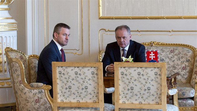 Pravdpodobn pt slovensk premir Peter Pellegrini (vlevo) pedal prezidentovi Andreji Kiskovi (vpravo) nov nvrh na sloen budouc vldy (21. bezna 2018).