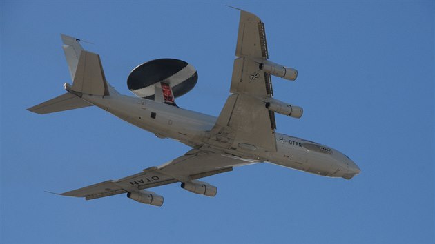 Letoun vasn vstrahy AWACS nad slavskou zkladnou