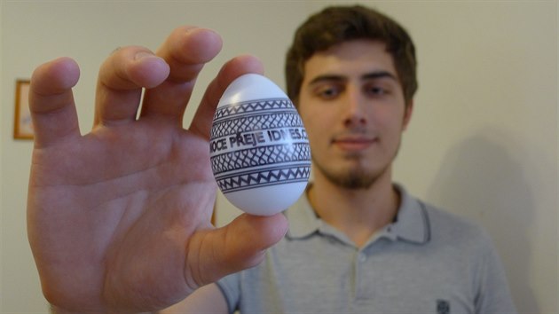 Student Karel tvrteka pipravuje vejce pro iDNES