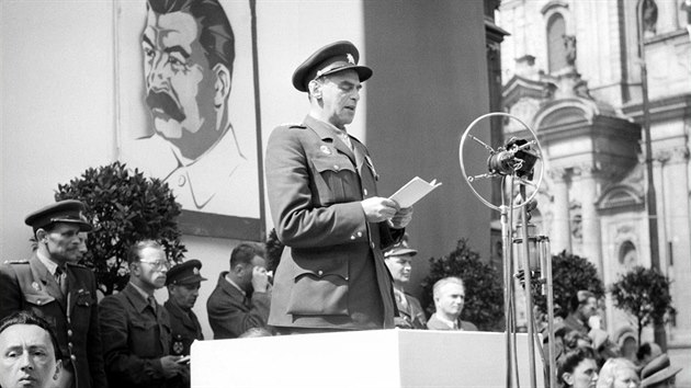 Rudolf Sl�nsk� p�i projevu na Starom�stsk�m n�m�st� v Praze (22. dubna 1946)