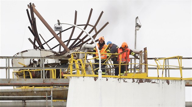 V arelu chemiky v Kralupech nad Vltavou explodovala przdn ndr na pohonn hmoty (na snmku). est dlnk zemelo, dal dva jsou zrann. (22. bezna 2018 )