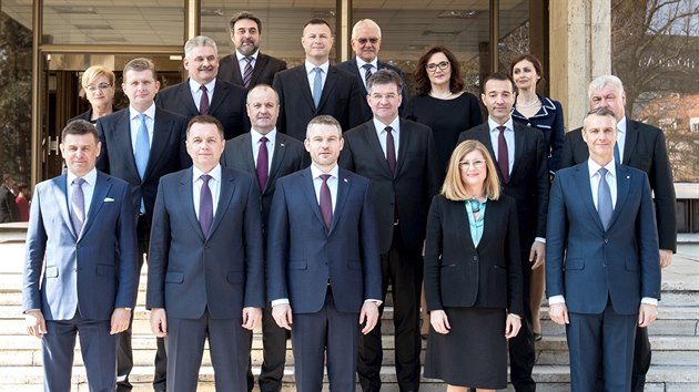 Slovensk prezident Andrej Kiska ve tvrtek jmenoval novho premira Petera Pellegriniho a jeho vldu. (22. bezna 2018)