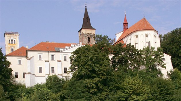 Sázavský klášter na pohledu od stejnojmenné řeky.
