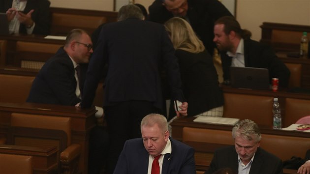 Poslanci na mimořádné schůzi Sněmovny kvůli snaze premiéra Andreje Babiše dostat z funkce šéfa GIBS Michala Murína (27. března 2018)